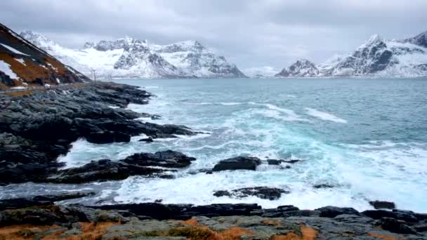 Κύματα Νορβηγικής Θάλασσας Βραχώδη Ακτή Στο Φιόρδ Ηλιοβασίλεμα Vareid Beach — Αρχείο Βίντεο