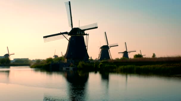 荷兰著名旅游胜地金德迪克的风车在夕阳西下 天空壮观极了 Kinderdijk — 图库视频影像