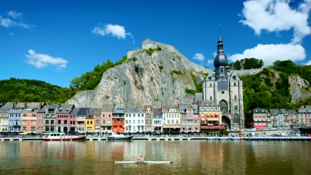 默兹河上的迪南小镇 迪南城堡和圣母学院教堂的风景如画 比利时 — 图库视频影像