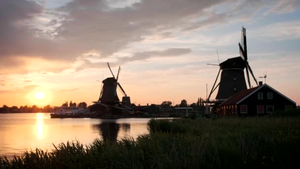 Wiatraki Słynnym Miejscu Turystycznym Zaanse Schans Holandii Zachodzie Słońca Dramatycznym — Wideo stockowe