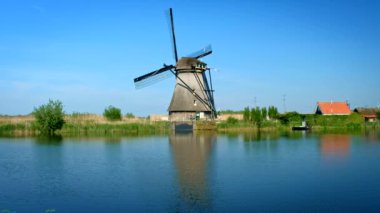 Hollanda kırsal kesiminin manzarası - Hollanda 'nın ünlü Kinderdijk turistik bölgesinde yel değirmenleri. Kinderdijk, Hollanda