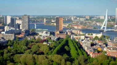 Rotterdam şehri ve Erasmus Köprüsü 'nün Euromast' tan Nieuwe Maas nehri üzerindeki manzarası. Kamera kaydıyla