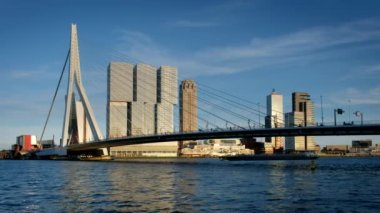 Rotterdam şehir manzarası ve gün batımında Nieuwe Maas üzerindeki Erasmus köprüsü. Rotterdam, Hollanda