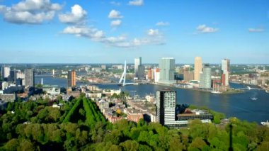 Rotterdam şehri ve Erasmus Köprüsü 'nün Euromast' tan Nieuwe Maas nehri üzerindeki manzarası. Kamera kaydıyla