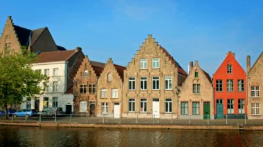 Belçika 'nın başkenti Bruges' de (Brugge) eski evler ve kanallar