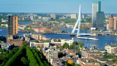Rotterdam şehri ve Erasmus köprüsü, Nieuwe Maas nehri üzerinde, Euromast 'ten kargo gemisinin köprünün altından geçtiği yer.