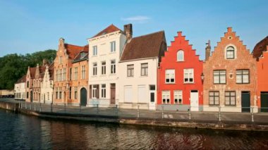 Belçika 'nın ünlü turist kasabası Bruges' de (Brugge) gün batımında eski evler ve kanallar. Kamera tavasıyla