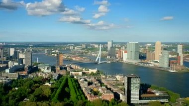Rotterdam şehri ve Erasmus Köprüsü 'nün Euromast' tan Nieuwe Maas nehri üzerindeki manzarası. Kamera kaydıyla