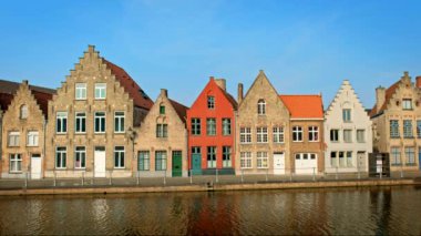 Belçika 'nın başkenti Bruges' de (Brugge) eski evler ve kanallar
