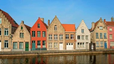 Belçika 'nın ünlü turist kasabası Bruges' de (Brugge) gün batımında eski evler ve kanallar. Kamera tavasıyla