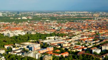 Olimpiyat Kulesi 'nden Münih' in havadan görünüşü. Münih, Bavyera, Almanya. Kamera kaydıyla