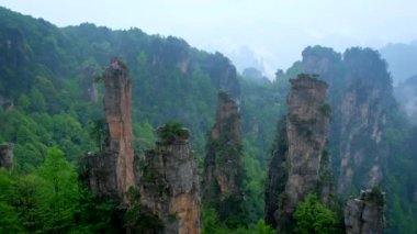 Çin 'in ünlü turistik merkezi - Zhangjiajie taş sütunları Wulingyuan, Hunan, Çin' deki sis bulutları içinde uçurum tepeleri