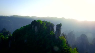 Çin - Zhangjiajie taş ünlü turistik uçurum dağlar Wulingyuan, Hunan, Çin günbatımında tarih sütun