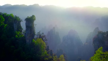 Çin - Zhangjiajie taş ünlü turistik uçurum dağlar Wulingyuan, Hunan, Çin günbatımında tarih sütun