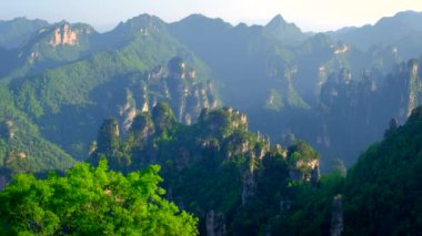 Çin - Zhangjiajie taş ünlü turistik uçurum dağlar Wulingyuan, Hunan, Çin günbatımında tarih sütun