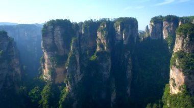 Çin 'in ünlü turistik merkezi Zhangjiajie taştan sütunları Wulingyuan, Hunan, Çin' deki uçurum dağları. Kamera tavasıyla
