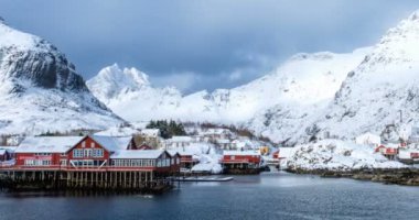Norveç, Lofoten Adaları 'ndaki geleneksel balıkçı kasabası A' nın zaman çizelgesi. Kışın kar yağarken. Kamera döndürme