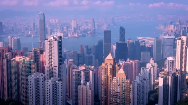 Hong Kong Városképe Belvárosi Felhőkarcolók Victoria Peak Naplementekor Hongkong Kína — Stock videók