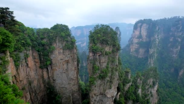 Знаменитая Туристическая Достопримечательность Китая Чжанцзяцзе Каменные Столбы Скалы Гор Туманных — стоковое видео