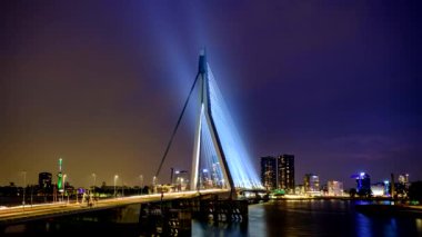 Gece, Nieuwe Maas üzerindeki Erasmus Köprüsü üzerindeki Rotterdam 'da sokak trafiğinin zamanlaması aydınlandı. Rotterdam, Hollanda.