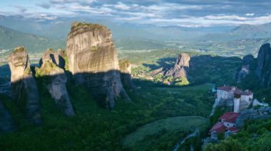 Yunanistan 'ın ünlü turizm beldesi Meteora' da, Rousanou manastırı ve St. Nicholas Anapavsa manastırı üzerinde gün doğumu zamanı. Kamera yansı hareketi