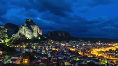 Yunanistan 'ın ünlü turizm beldesi Meteora' daki Kalambaka köyünün zaman çizelgesi. Kamera yansı hareketi