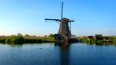 Hollanda kırsal kesiminin manzarası - Hollanda 'nın ünlü Kinderdijk turistik bölgesinde yel değirmenleri. Kinderdijk, Hollanda