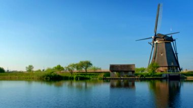 Hollanda kırsal kesiminin manzarası - Hollanda 'nın ünlü Kinderdijk turistik bölgesinde yel değirmenleri. Kinderdijk, Hollanda. Yatay kamera tavası