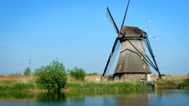 Hollanda kırsal kesiminin manzarası - Hollanda 'nın ünlü Kinderdijk turistik bölgesinde yel değirmenleri. Kinderdijk, Hollanda