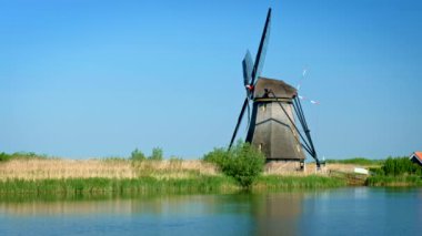 Hollanda kırsal kesiminin manzarası - Hollanda 'nın ünlü Kinderdijk turistik bölgesinde yel değirmenleri. Kinderdijk, Hollanda