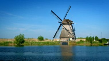 Hollanda kırsal kesiminin manzarası - Hollanda 'nın ünlü Kinderdijk turistik bölgesinde yel değirmenleri. Kinderdijk, Hollanda