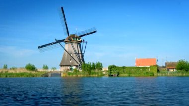 Hollanda kırsal kesiminin manzarası - Hollanda 'nın ünlü Kinderdijk turistik bölgesinde yel değirmenleri. Kinderdijk, Hollanda