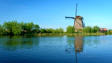 Hollanda kırsal kesiminin manzarası - Hollanda 'nın ünlü Kinderdijk turistik bölgesinde yel değirmenleri. Kinderdijk, Hollanda