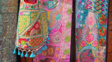 Geleneksel tekstil yaması nakışla yapılmış ve renkli kumaş parçalarından dikilmiş. Pushkar, Rajasthan, Hindistan 'daki Çarşı