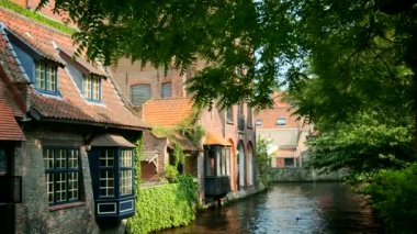 Bruges Brugge 'deki kanal, ortaçağ evleri, Belçika