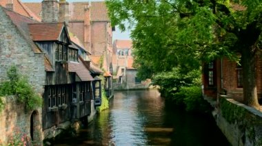 Bruges Brugge 'deki kanal, ortaçağ evleri, Belçika