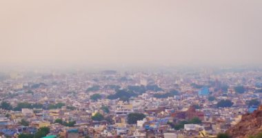 Jodhpur 'un ünlü turistik binaları - Mavi Şehir, Mehrangarh Kalesi ve Jaswant Thada, Rajasthan Hindistan. Kamera yakınlaştır