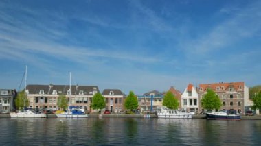 Spaarne nehrindeki tekne ve evler. Harlem, Hollanda