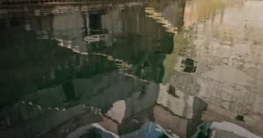 Toorji Ka Jhalra Baoli Stepwell 'deki su deposu. Jodhpur, Rajasthan, Hindistan' daki su kaynaklarından biri. Güneşli bir gün, su tabancaları havuzun duvarlarını yansıtıyor. Kamera dikey yansı