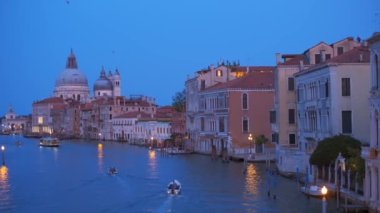 Akşamleyin Ponte dell 'Accademia Köprüsü' nden Venedik Büyük Kanalı 'na tekne ve Santa Maria della Salute kilisesi manzarası. Venedik, İtalya. Yatay kamera tavası