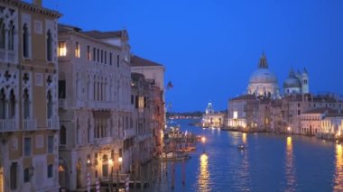Akşamleyin Ponte dell 'Accademia Köprüsü' nden Venedik Büyük Kanalı 'na tekne ve Santa Maria della Salute kilisesi manzarası. Venedik, İtalya. Etkin büyüt