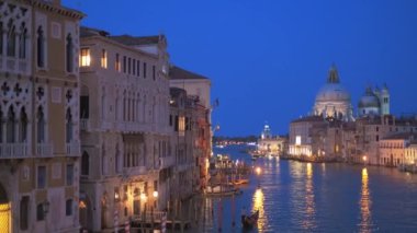 Akşamleyin Ponte dell 'Accademia Köprüsü' nden Venedik Büyük Kanalı 'na tekne ve Santa Maria della Salute kilisesi manzarası. Venedik, İtalya. Yatay kamera tavası