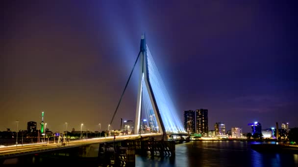 ロッテルダムの街路交通のタイムラプスは 夜にライトアップされたニーダ マースの上のエラスムス橋に ロッテルダム オランダ — ストック動画
