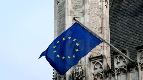 Evropská Unie Flag Staré Budově Vlnící Větru — Stock video
