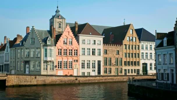 Παλιά Σπίτια Και Κανάλι Στη Διάσημη Τουριστική Πόλη Bruges Brugge — Αρχείο Βίντεο