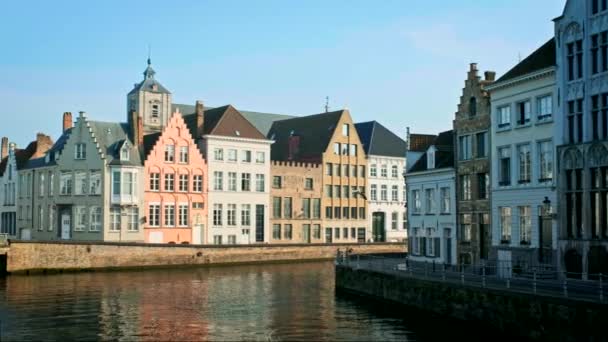 Casas Antigas Canal Famosa Cidade Turística Bruges Brugge Pôr Sol — Vídeo de Stock