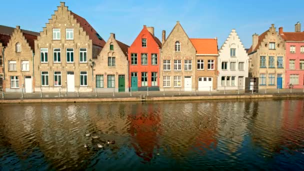 Oude Huizen Gracht Met Eenden Brugge Brugge Bij Zonsondergang België — Stockvideo