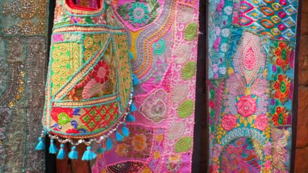 Geleneksel Tekstil Yaması Nakışla Yapılmış Renkli Kumaş Parçalarından Dikilmiş Pushkar — Stok video