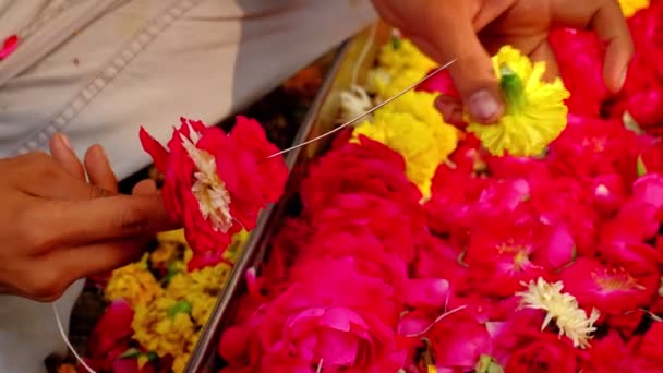 Vendedor Flores Faz Flor Hindu Pushpa Guirlanda Cordas Rosas Vermelhas — Vídeo de Stock