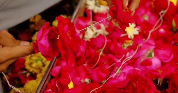 Fleur Vendeur Fait Hindou Fleur Pushpa Guirlande Cordes Roses Rouges — Video